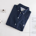 Camisa casual masculina de manga curta azul marinho adequada para a pele